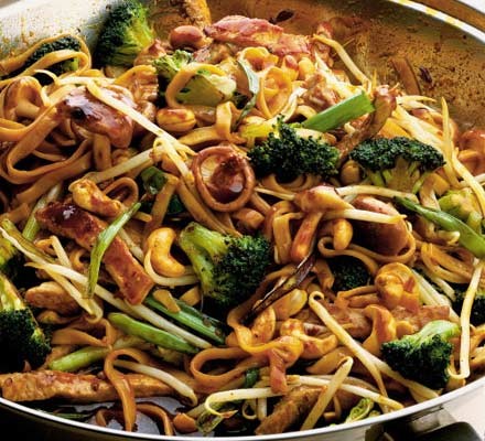Pork & noodle pan-fry with sweet & spicy sauce recipe 