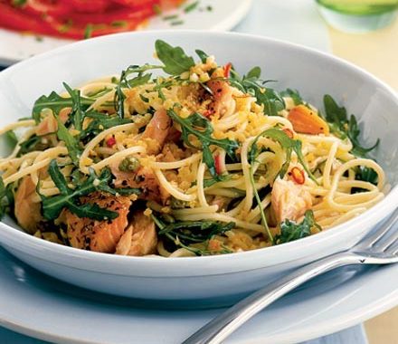 Spaghetti with hot-smoked salmon, rocket & capers recipe
