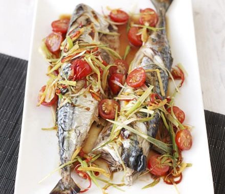 Mackerel with sizzled garlic, ginger & tomatoes recipe