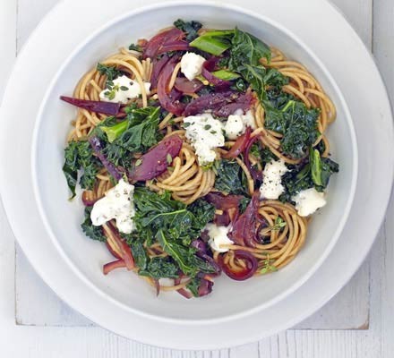 Spaghetti with caramelised onion, kale & gorgonzola recipe 