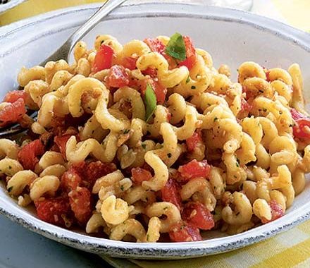 Pasta con il pesto alla Trapanese (Tomato and almond pesto) recipe