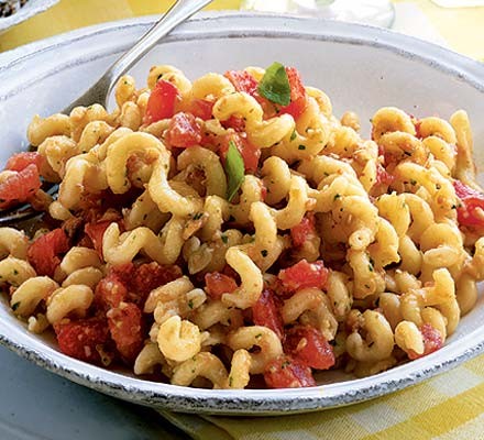 Pasta con il pesto alla Trapanese (Tomato and almond pesto) recipe 