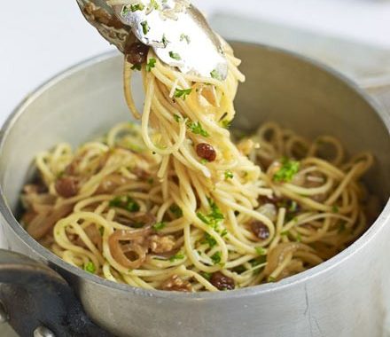 Spaghetti with walnuts, raisins & parsley recipe