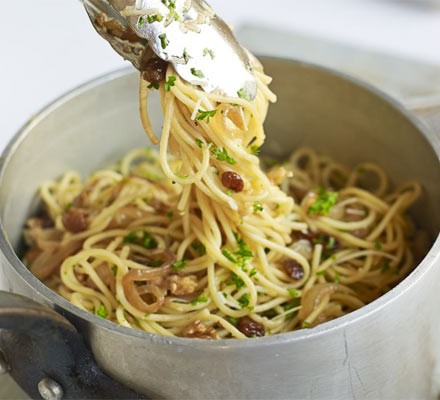 Spaghetti with walnuts, raisins & parsley recipe 