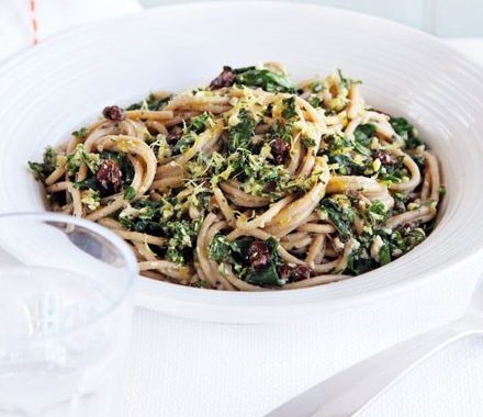 Spaghetti with spinach & walnut pesto recipe