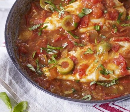 Pan-fried chicken with tomato & olive sauce recipe
