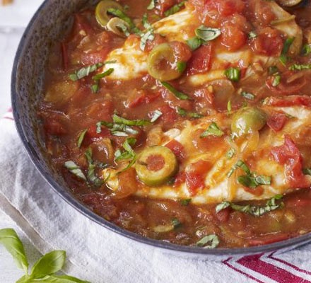 Pan-fried chicken with tomato & olive sauce recipe 