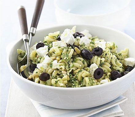 Spinach pesto pasta with olives recipe