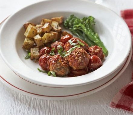 Baked turkey meatballs with broccoli & crispy potatoes recipe