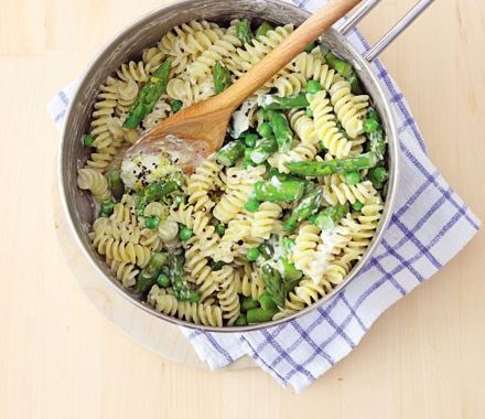 Creamy pasta with asparagus & peas recipe