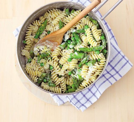 Creamy pasta with asparagus & peas recipe 