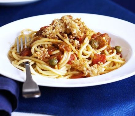 Pesto & tomato pasta with crispy crumbs recipe