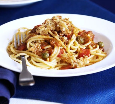 Pesto & tomato pasta with crispy crumbs recipe 