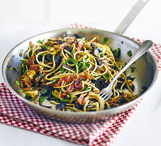 Spaghetti with garlic mushrooms & prosciutto recipe 