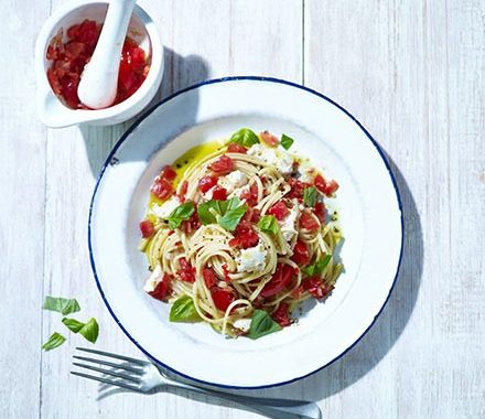 Spaghetti with fresh tomato sauce recipe