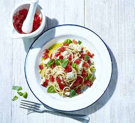 Spaghetti with fresh tomato sauce recipe 