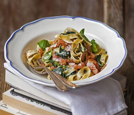 Lemony smoked salmon & spinach tagliatelle recipe