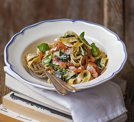 Lemony smoked salmon & spinach tagliatelle recipe 