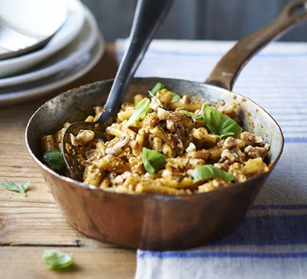 Walnut & red pepper pesto pasta recipe 
