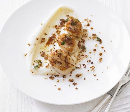 Pan-fried scallops with parsnip purée & pancetta crumbs recipe