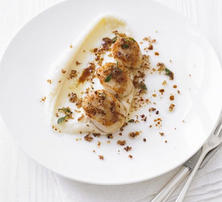 Pan-fried scallops with parsnip purée & pancetta crumbs recipe 