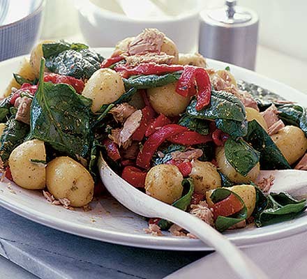 New potato, tuna & spinach salad recipe 