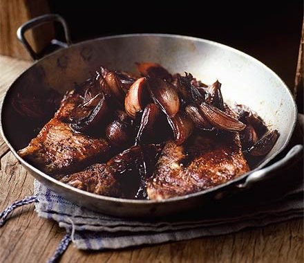 Steak & sticky red wine shallots recipe