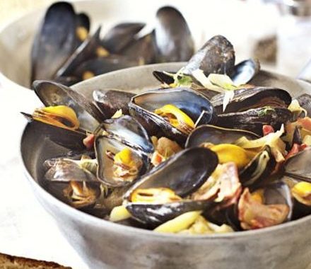 Steamed mussels with leeks, thyme & bacon recipe