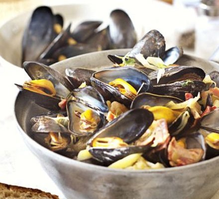 Steamed mussels with leeks, thyme & bacon recipe 