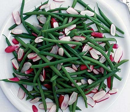 Crunchy green beans with radishes recipe