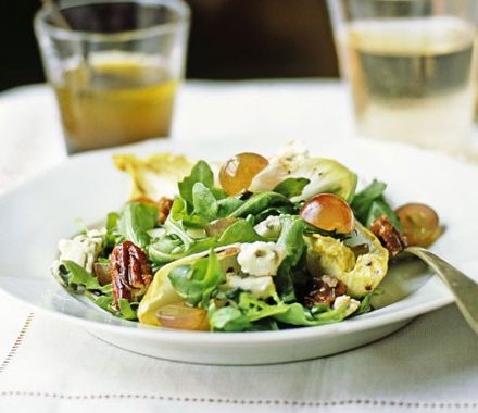 Blue cheese & grape salad with caramelised pecans recipe