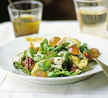 Blue cheese & grape salad with caramelised pecans recipe 