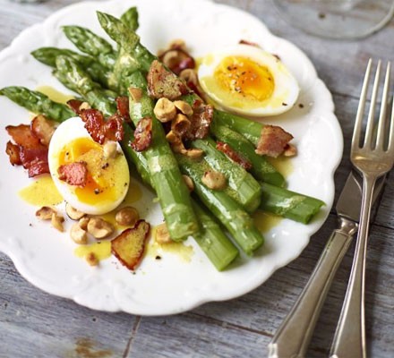 Warm salad of asparagus, bacon, duck egg & hazelnuts recipe 