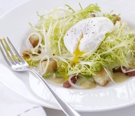 Salad Lyonnaise (Warm bacon & egg salad) recipe