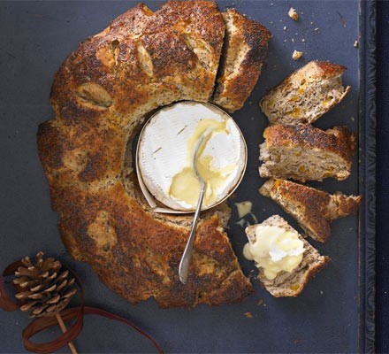 Melting cheese with poppy & apricot bread wreath recipe 