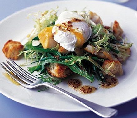 Smoked haddock salad with poached eggs & croûtons recipe