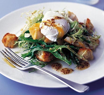 Smoked haddock salad with poached eggs & croûtons recipe 