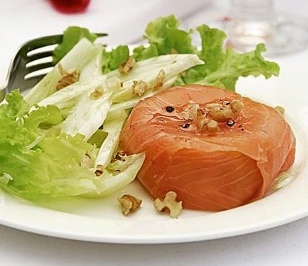 Smoked salmon parcels with fennel & walnut salad recipe