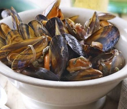 Mussels with red onion, cider & crème fraîche recipe