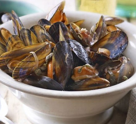 Mussels with red onion, cider & crème fraîche recipe 