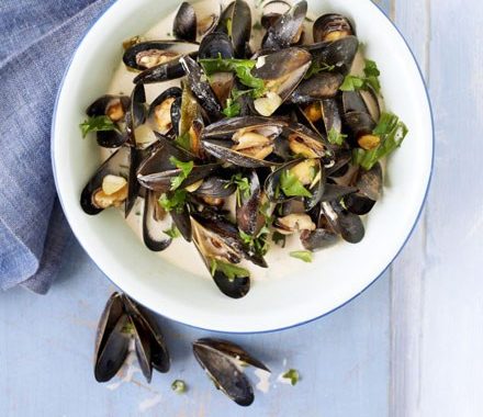 Steamed mussels with cider, spring onions & cream recipe