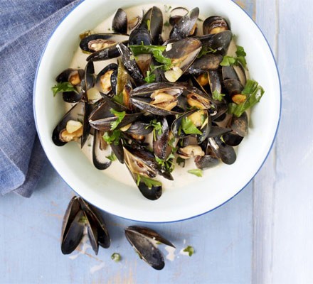 Steamed mussels with cider, spring onions & cream recipe 