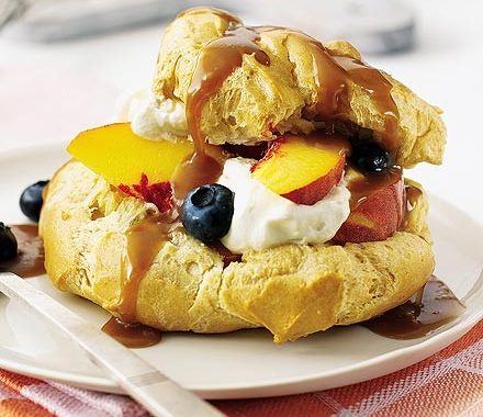 Fruit-filled choux buns with caramel sauce recipe