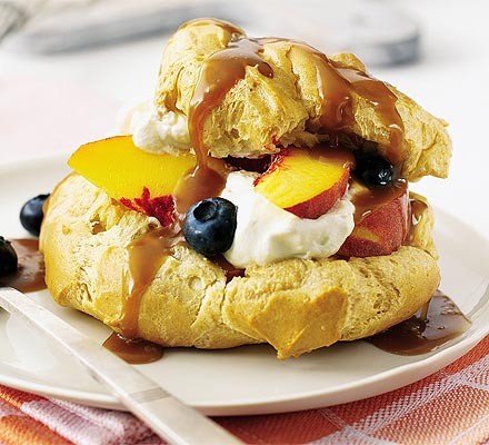 Fruit-filled choux buns with caramel sauce recipe 