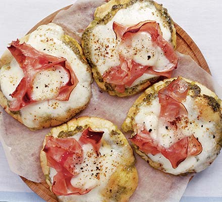 Mozzarella, ham & pesto pizzas recipe 