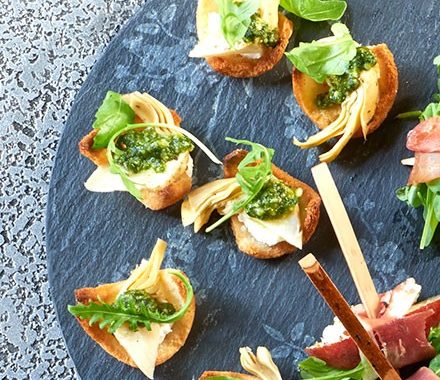 Mini crostini with goat’s cheese & artichokes recipe