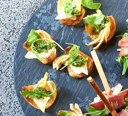 Mini crostini with goat’s cheese & artichokes recipe 