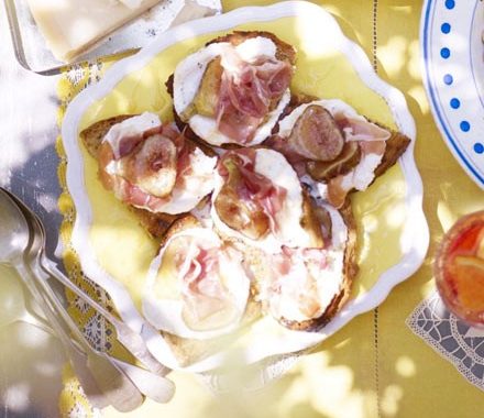 Ricotta, fig & prosciutto crostini recipe