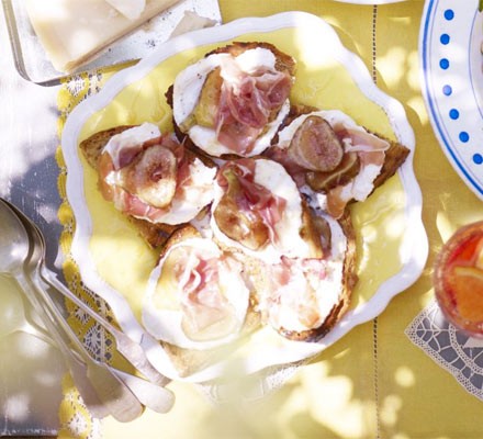 Ricotta, fig & prosciutto crostini recipe 