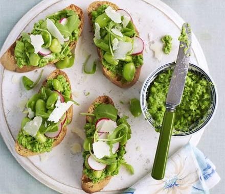Crostini with pea purée, rocket & broad beans recipe